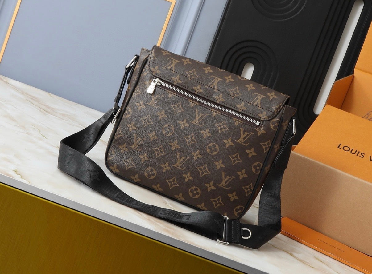 Louis Vuitton District Messenger Bag